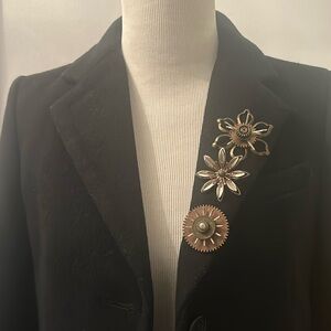 Fun and movable wheel shaped metal brooch